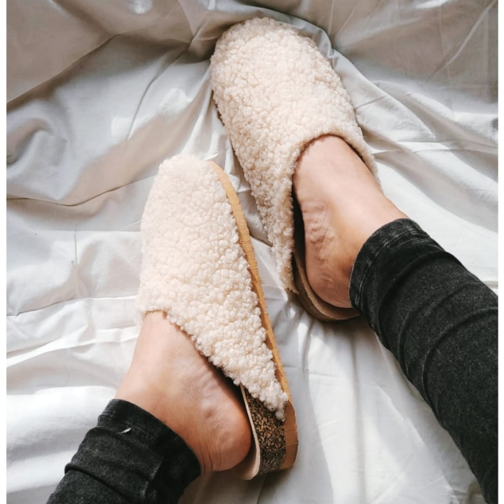 🚨Cozy Collection// Beige sherpa slippers - Picture 2 of 2